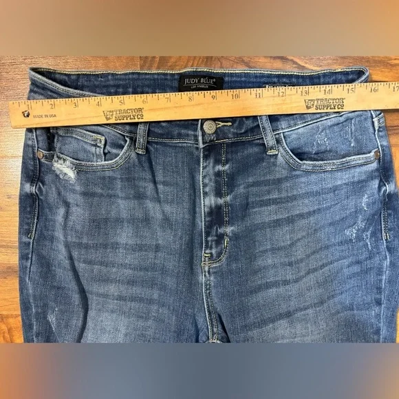 Judy Blue Relaxed Fit Distressed Jeans Medium Wash Raw Hem Size 11/30 - Picture 4 of 6